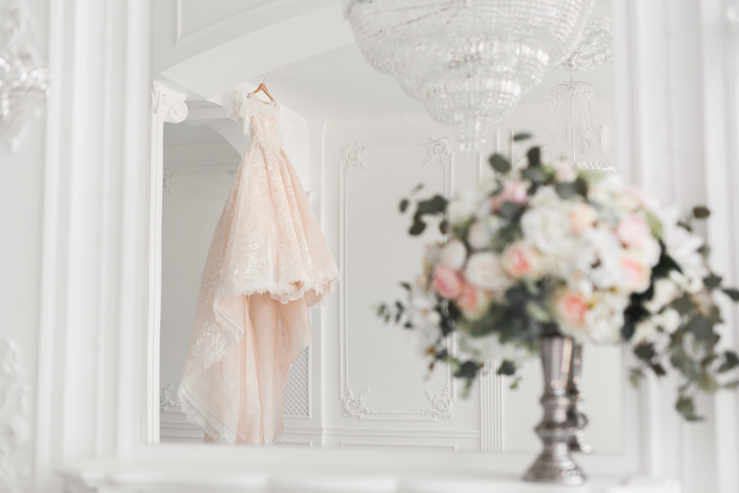 Hochzeitsvorbereitung Brautkleid Brautstrauß an eleganter Location Jasmin Rödig Hochzeitsplanung